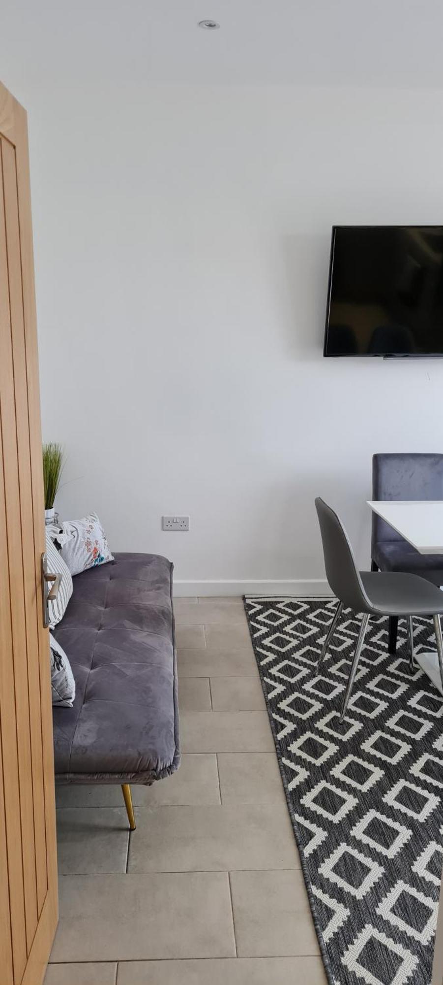 Shm Stays Leicester. Newly Renovated!! 15 Min Drive From City Centre, University. 9 Min Drive To Leicester City Stadium, 5 Min Drive To M1 & M69. 2 Min Walk To Bus Stop. Exterior foto